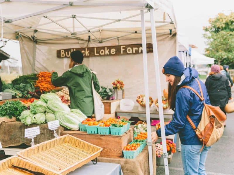 farmers-market-shopping